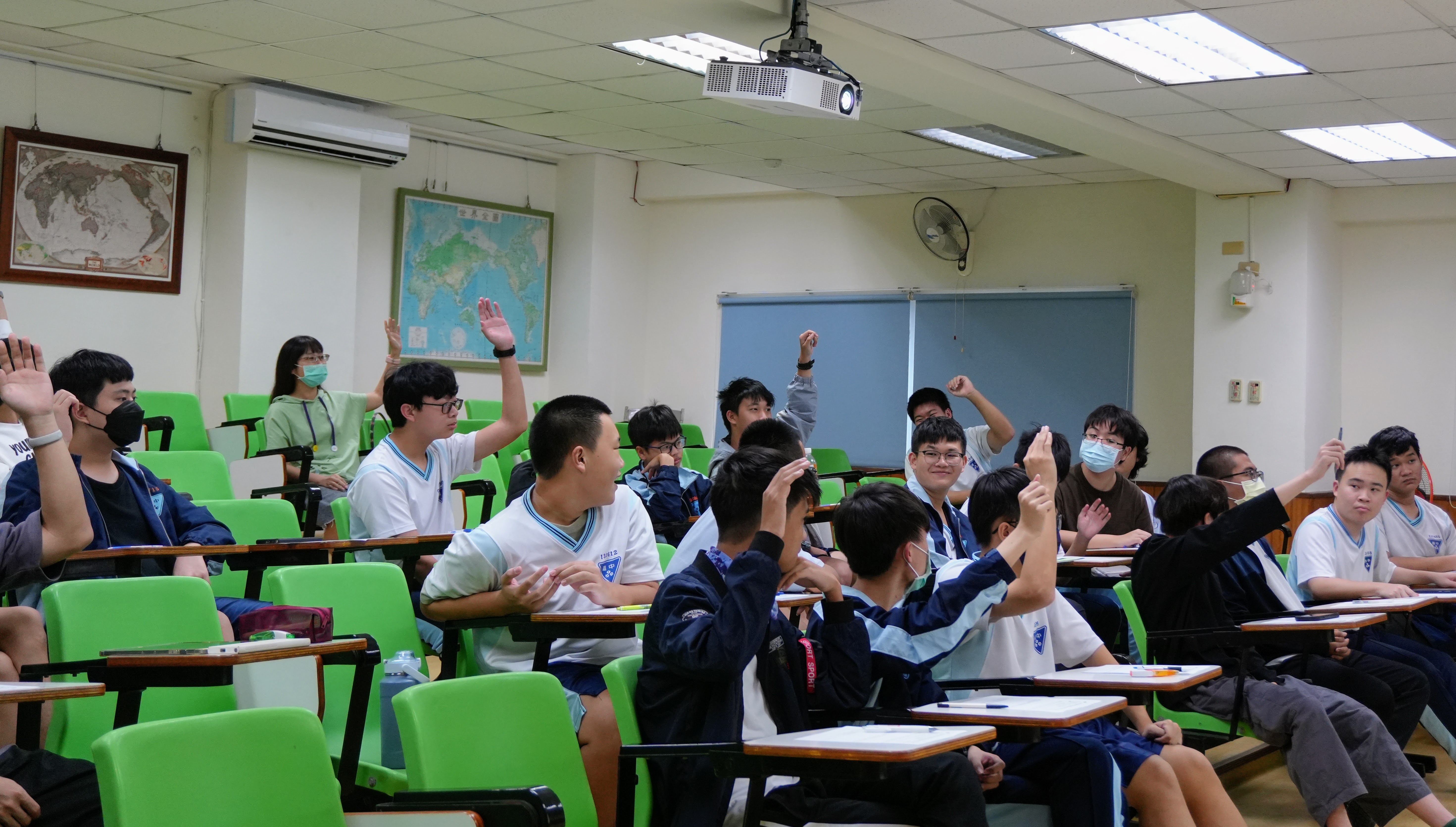 海景第一排長大的台灣人：新世代的國際局勢、民主韌性與安全挑戰