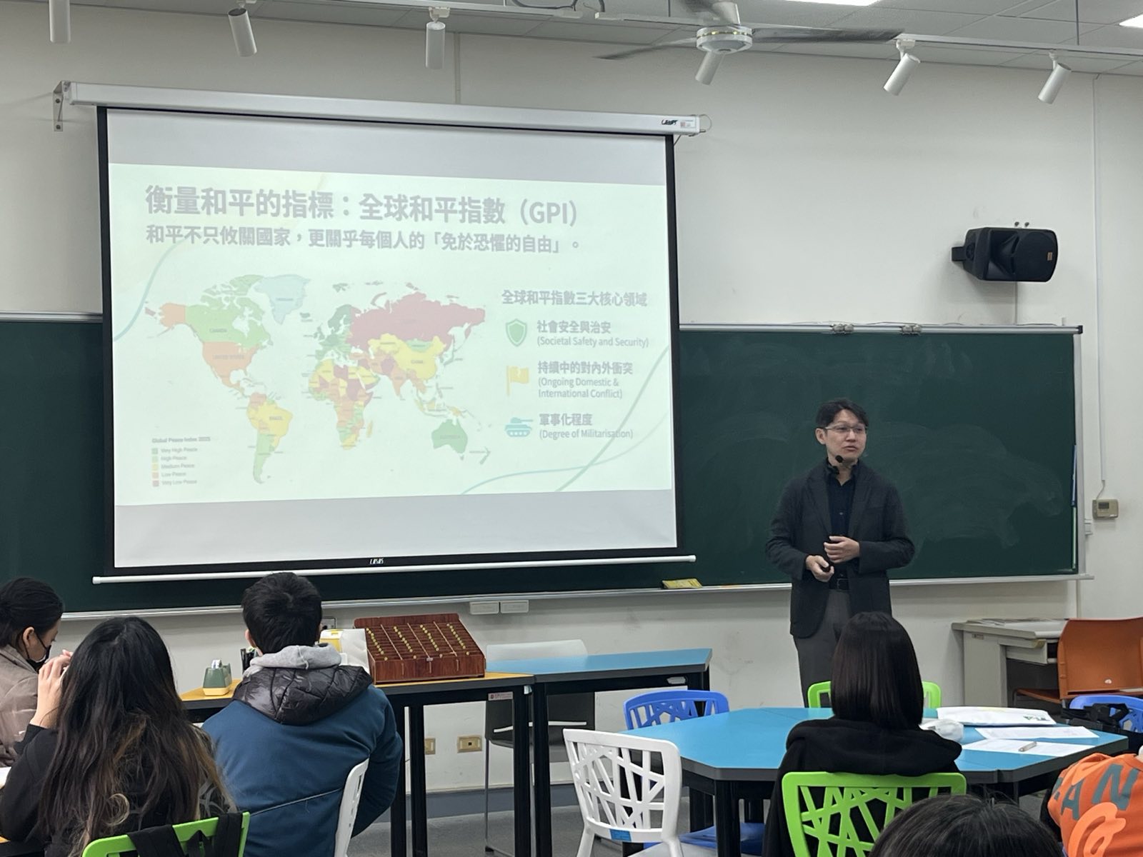 海景第一排長大的台灣人：新世代的全球民主與和平