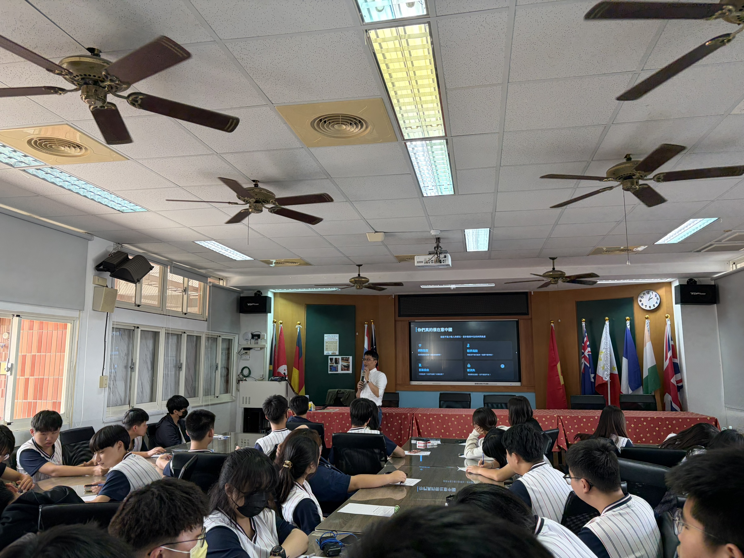 台灣現勢與國際視角：全球變局中的台灣民主